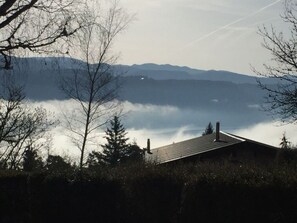 Vue depuis le gîte, la brume s'échappe