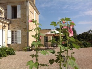 Salle à manger d' été, près de la cuisine.