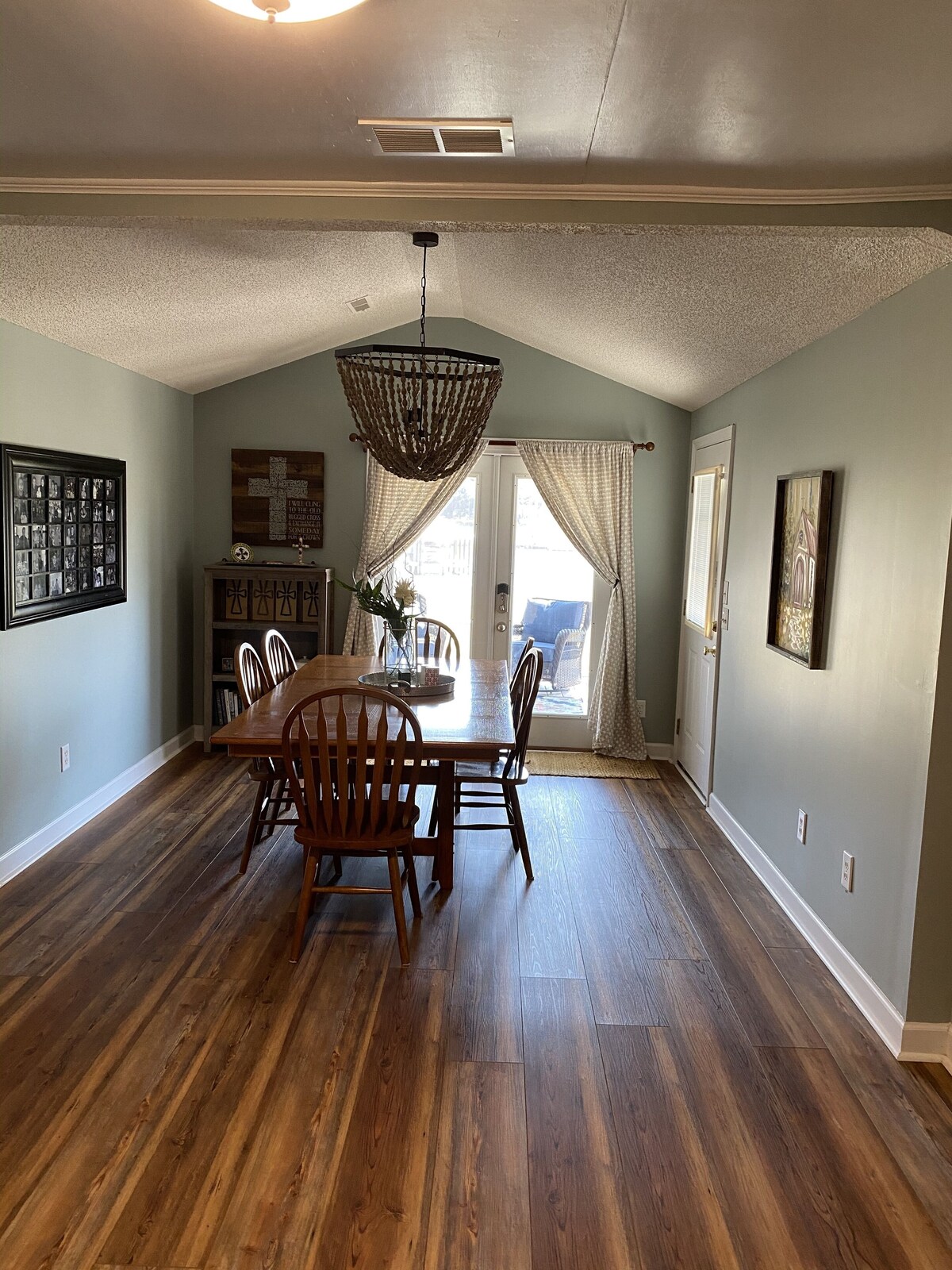 Beautiful Lakefront Home, Sleeps 10, Comfy with Great Porch