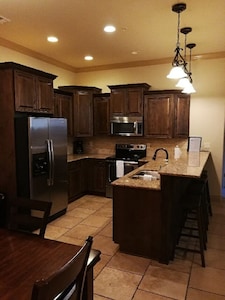 Luxury 2-bedroom Condo - Sleeps 10