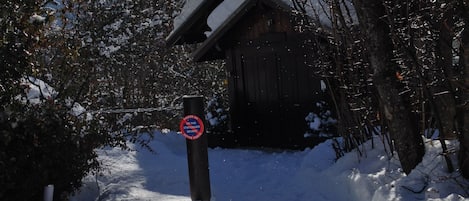 Allée menant au chalet en hiver... Parking 3  places sur la gauche.