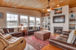 Living Room with fireplace