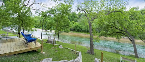 Peaceful Guadalupe Riverfront. River Rose is away from the tubing crowds..