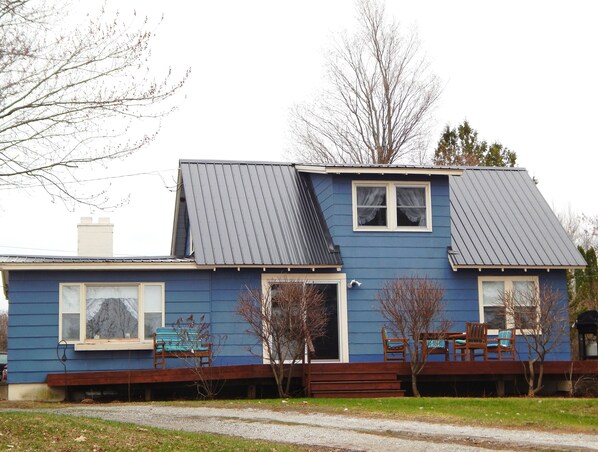 Front of house facing the Lake