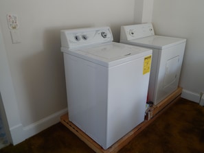 washer/dryer on 1st floor