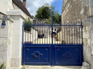 Le portail de la cour, où les voitures peuvent être garées sans problème.