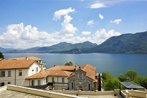 Fantastische Sicht auf den See und die gegenüberliegenden Berge