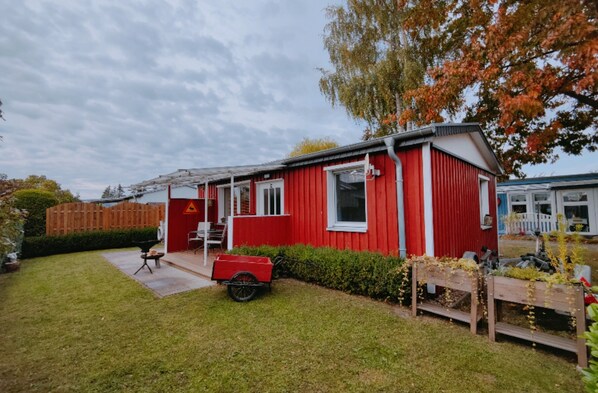Terrasse mit Grill und Feuerschale