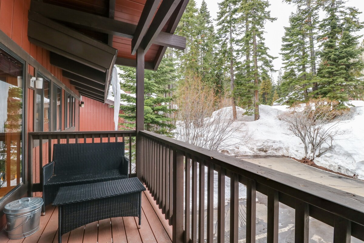 Sunlit suite with fireplace near Palisades Tahoe