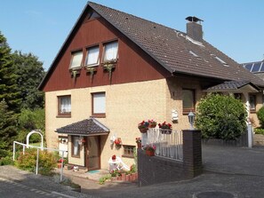 Unser Haus mit separatem Eingang zur Ferienwohnung