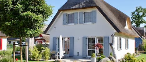 Vorderansicht des Ferienhauses "Poolhaus" in Glowe auf Rügen. Ab-auf-die-Insel. 