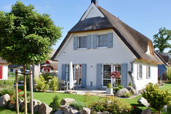 Vorderansicht des Ferienhauses "Poolhaus" in Glowe auf Rügen. Ab-auf-die-Insel. 