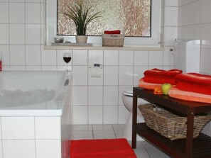 Badzimmer (mit Badewanne u. Duschabtrennung)