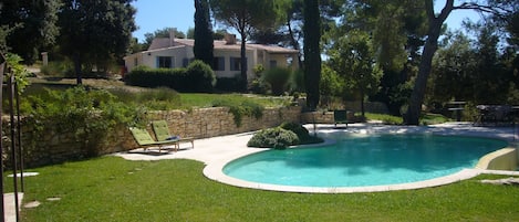 Piscine et maison, prise de vue de la pergola