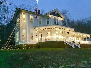 Reed -Dossey House B&B dressed for Christmas!