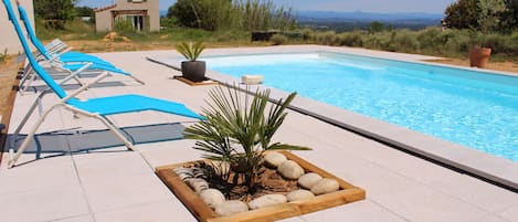 Vue d'ensemble - Piscine et gite - Terrasse principale