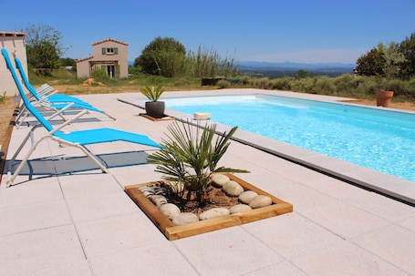 Vue d'ensemble - Piscine et gite - Terrasse principale