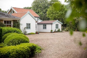 The Pool House provides ground floor accommodation for six