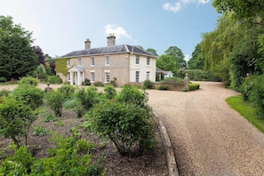 This rather special holiday home is fronted by a huge lawn & set in 6 acres of landscaped gardens