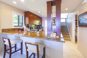 The breakfast bar with pull-up chairs is the perfect spot for morning macadamia nut pancakes and Kona coffee