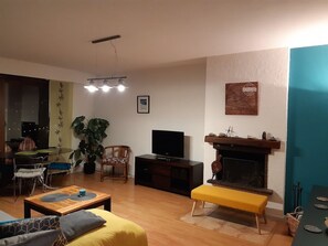 The living-room, freshly painted and newly refurbished in october 2020.