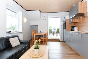 Wohnzimmer mit integriertem Küchenbereich