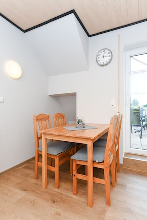 Wohnzimmer mit integriertem Küchenbereich