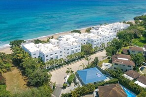 Proximity to the beach. The villa is the one with the blue roof.
