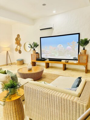 Huge living and entertainment room ready for your next party! (1)