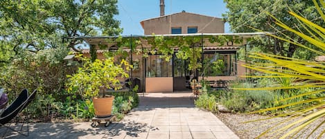 La maison exposée S/E, pergola, veranda, terrasse. 
Vue sur la Sainte-Victoire