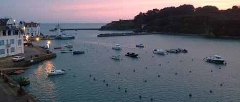 Lever de soleil sur le port de Sauzon