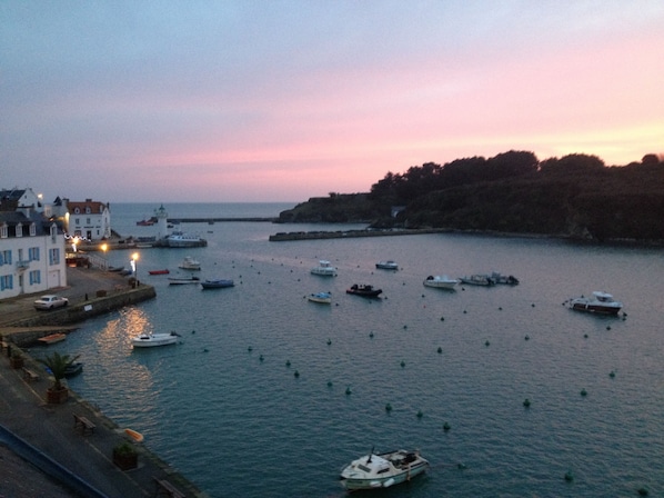 Lever de soleil sur le port de Sauzon