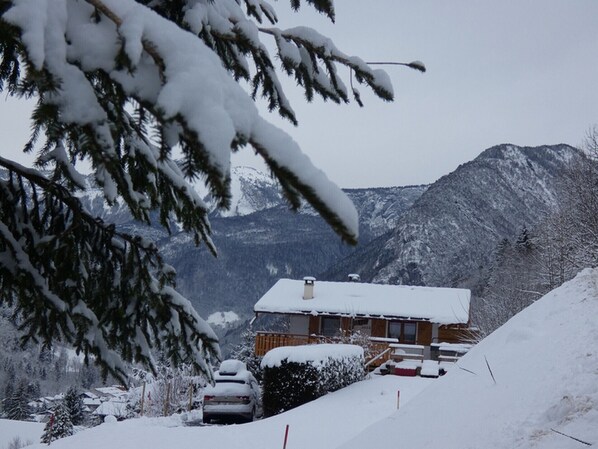 Hiver proche des stations des Aravis.
Accès facile en voiture, grand parking