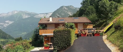 Chalet très indépendant grand parking privé. Une maison rien que pour vous !