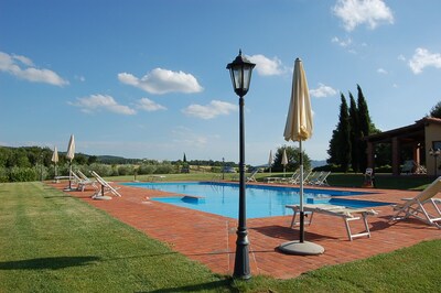 Agriturismo Tra firenze ed Arezzo, Appartamento Colline, Giardino, piscina, lago