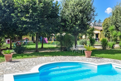 Casa con piscina a 5 km del lago Bracciano, a 1 km de tiendas y restaurantes.