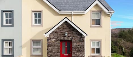 Salmons_Leap_Holiday_Home_ Sneem _Village_ Kerry