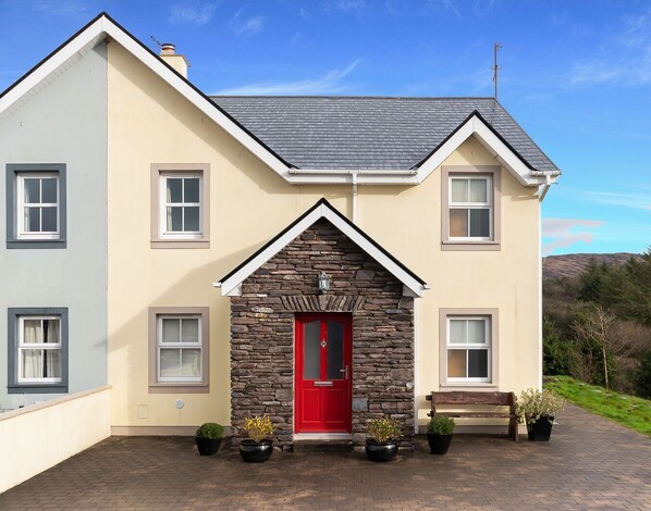 Salmons_Leap_Holiday_Home_ Sneem _Village_ Kerry