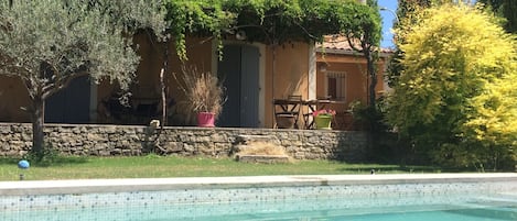 Maison 140 m au pied du Mont Ventoux , piscine privée près du village.