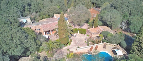 Finca grande con piscina y jardin. alquiler vacacional