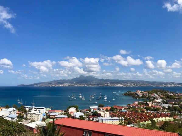 Vue panoramique depuis la salle à manger sur la baie de Fort-de-France