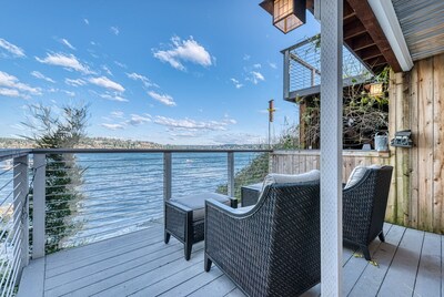 On the beach! Kayaks, Rowboats, Canoes! Expansive decks! All new!