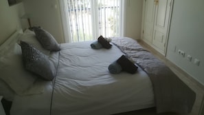 The main bedroom with queen size bed
, ensuite bathoom and TV