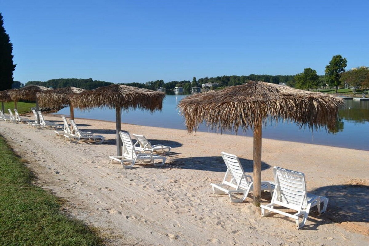 Smooth Sailing at Smith Mountain Lake! Sleeps 4