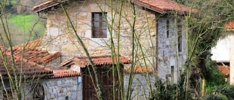 la casa vista desde el jardín. Pisón de Fondón