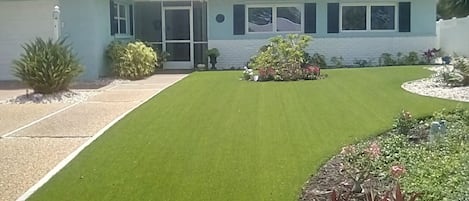 Coastal pretty home in Siesta 
Love the grass it is astro turf!  no need to cut 