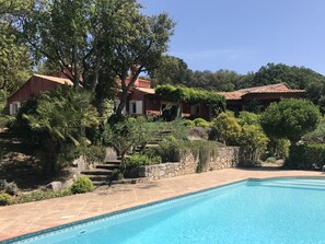 Vue de la piscine sur la villa