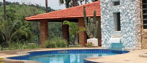 Vista da piscina, sauna e casa