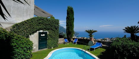 Piscina privata vista su Ravello e mare