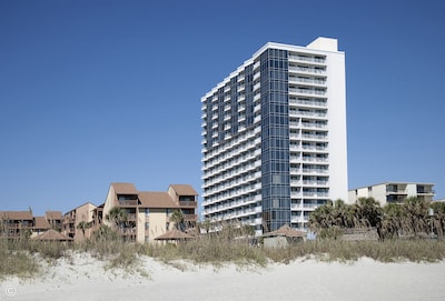 Spacious Ocean View Suite w/ Balcony + Official On-Site Rental Privileges